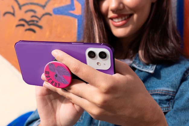 Donna di vista frontale che utilizza popsocket sul suo telefono