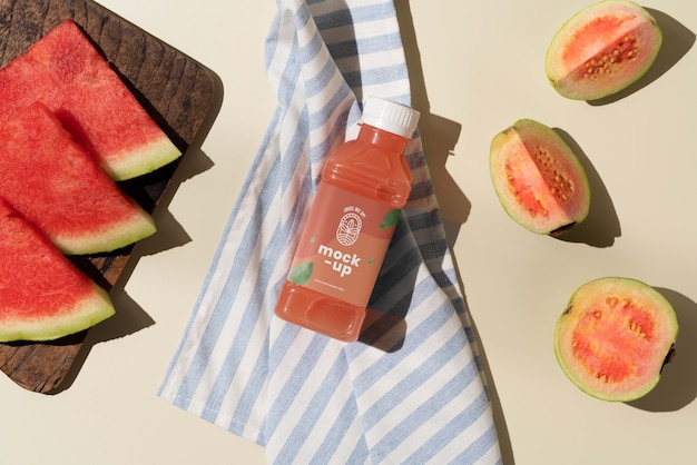 Design mockup bottiglia di succo di frutta