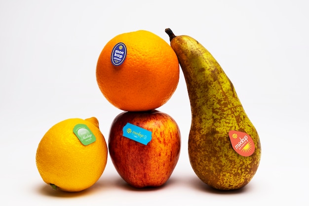 PSD fruitstickermodel op assortiment fruit