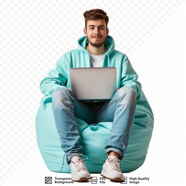 Молодой программист в полный рост, счастливый кавказский ит-человек, носит мятную толстовку, сидит в кресле-мешке и удерживает работу на портативном компьютере, изолированном на простом сплошном белом изолированном фоне, студийный портрет люди л