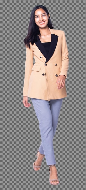 Full Length lichaam Snap figuur, 20s Aziatische zakenvrouw slim in crème blazer pak broek, geïsoleerd. Het gebruinde huidmeisje heeft lang steil zwart haar dat naar glimlach over witte achtergrond loopt studio