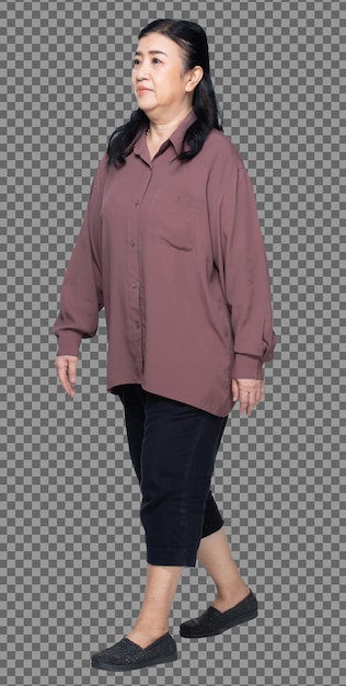 PSD Полная длина 60-х 70-х годов пожилая азиатская женщина черные волосы фиолетовая рубашка, прогулка и толстая умная, изолированная. старшая бабушка идет к и поворачивает налево и направо на белом фоне изолированы