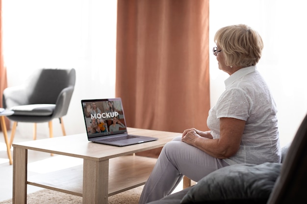 Donna anziana a tutto campo con laptop