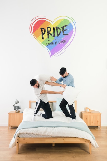 PSD coppia gay sul letto e copyspace mockup