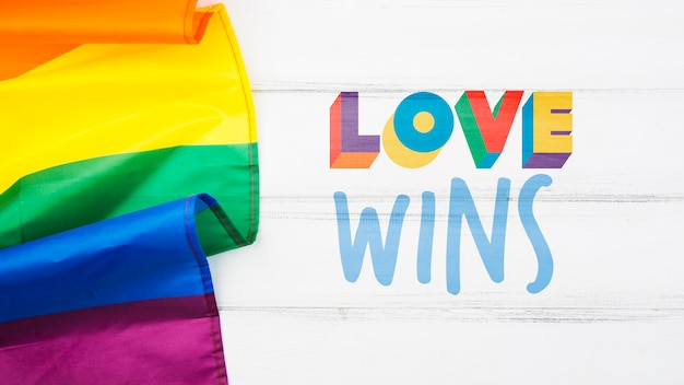 Priorità bassa di gay pride con la bandiera arcobaleno