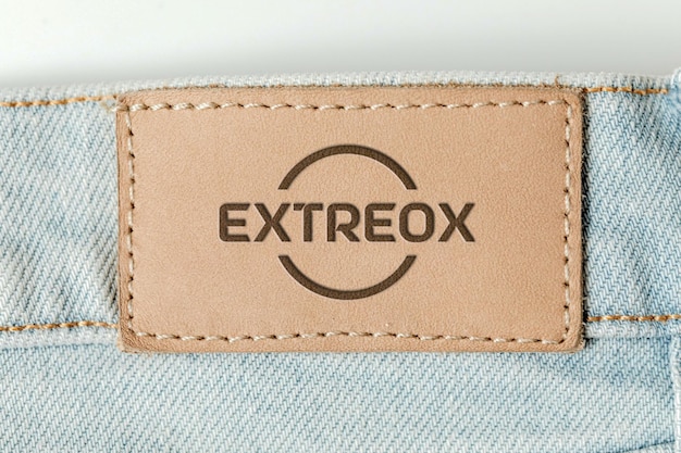 Gegraveerd logo-mockup op het gestikte label van denim