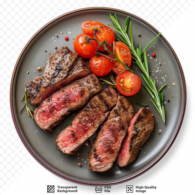 PSD gegrilde gesneden rundvleessteak met tomaten en rozemarijn op een bord geïsoleerd op witte geïsoleerde achtergrond bovenaan