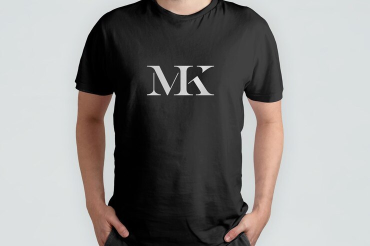 PSD geïsoleerde zwarte tshirt model vooraanzicht