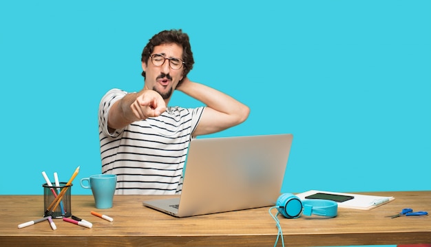 gekke man met laptop lachen