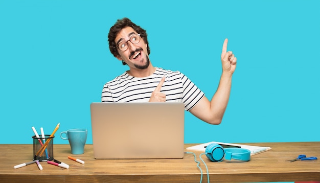 gekke man met laptop omhoog