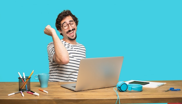 gekke man met laptop vieren