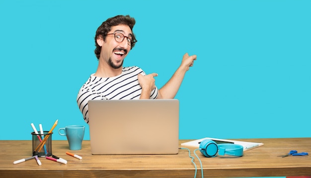 gekke man met laptop wijst naar zijn rug