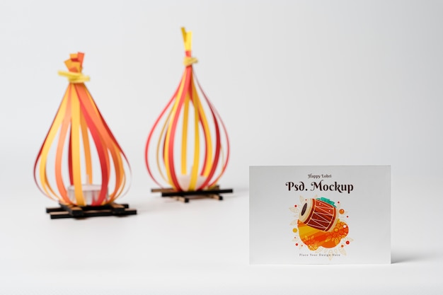 PSD gelukkig lohri-mockup met kaartarrangement