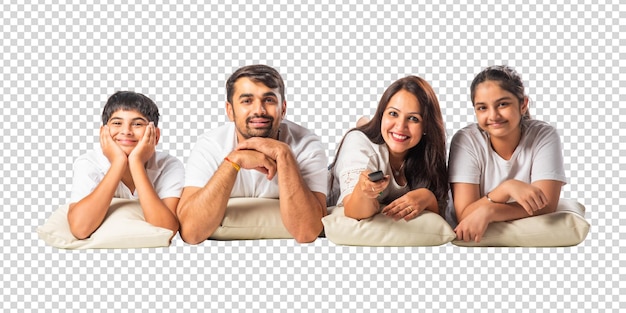Gelukkige familie ontspant zich samen en kijkt naar de tv