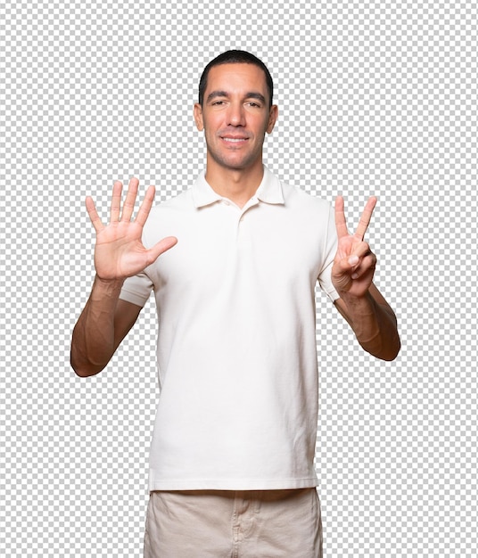 PSD gelukkige jonge man die een nummer zeven gebaar doet met zijn handen