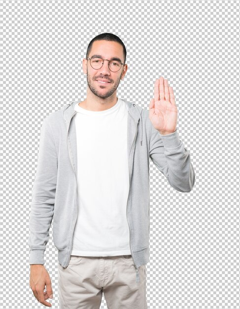 Gelukkige jonge mens die een gebaar van einde met zijn palm maakt