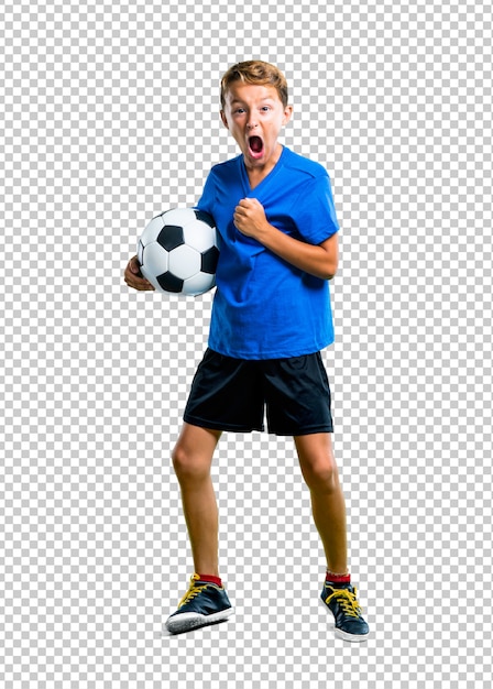 Gelukkige jongen te voetballen