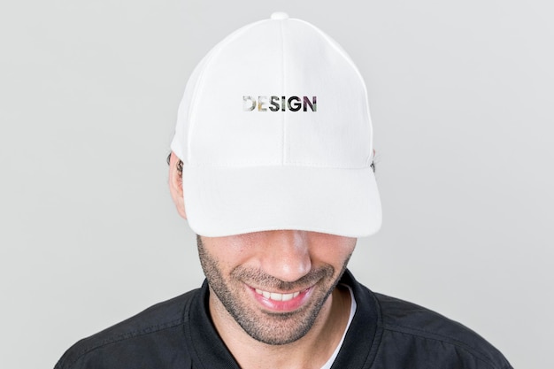 Gelukkige man met een witte pet mockup