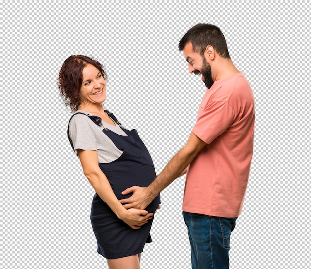 Gelukkige paar met zwangere vrouw zoenen