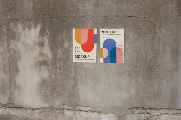 Manifesti geometrici sul mockup del muro di cemento