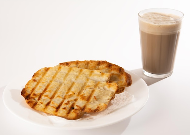 Geroosterd brood met gesmolten boter Braziliaanse ontbijtkoffie en melk png transparant geen pagina