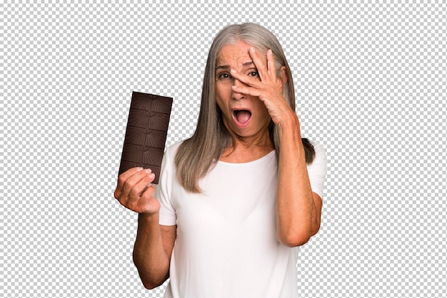 Geschokt kijken, bang of doodsbang om het gezicht met de hand te bedekken