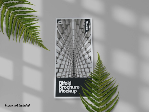 Gesloten bifold-brochure met plant op tafel 3d mockup