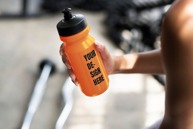 Gespierde man met een oranje waterflesmodel