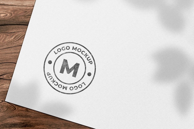 PSD gestempeld logo mockup op wit papier