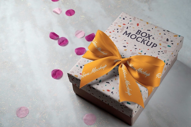 Confezione regalo decorata con nastro e fiocco