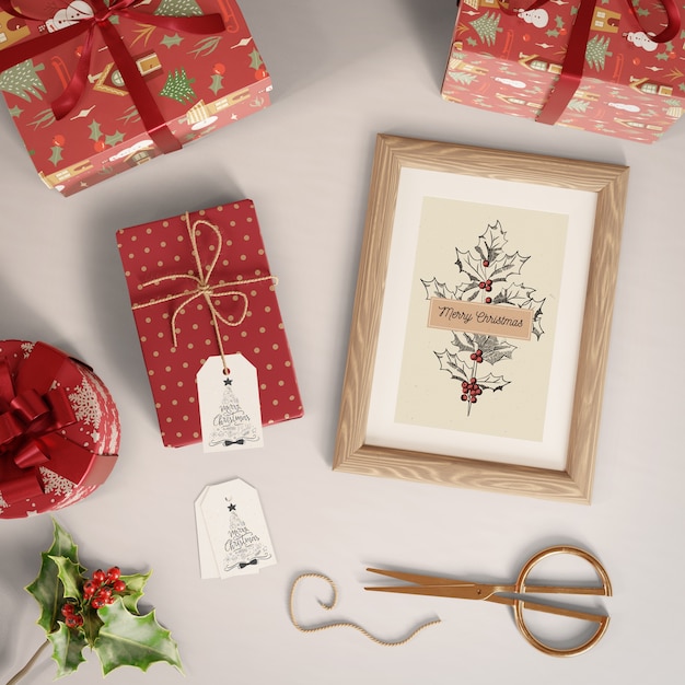 PSD regali con etichette e pittura con tema natalizio