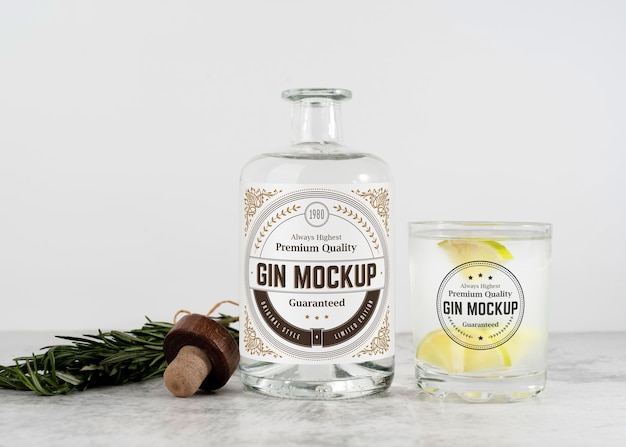 PSD mockup di progettazione di etichette per bottiglie di gin