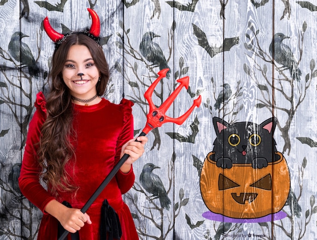 Девушка держит трезубец дьявола рядом анимированные тыква и кот