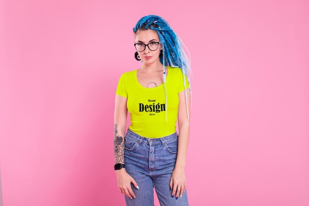 PSD ragazza tshirt mockup psd e sfondo elegante