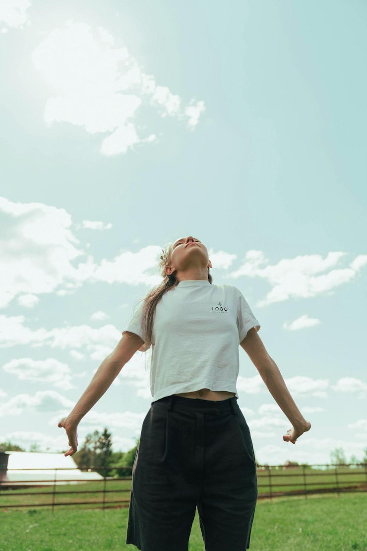 PSD ポニーテールでを上げた女の子が顔を見上げているtシャツのデザインのモックアップテンプレート