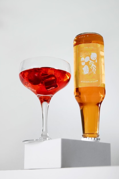 Bevanda da cocktail in vetro con design mock-up con etichetta invertita