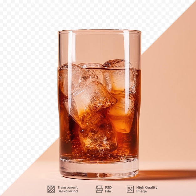 Un bicchiere di tè freddo con ghiaccio e un bicchiere di whisky.