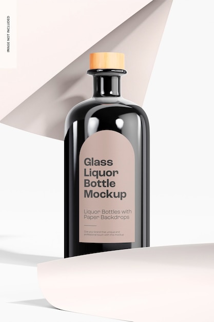 Bottiglia di liquore in vetro con mockup di sfondo in carta, vista frontale