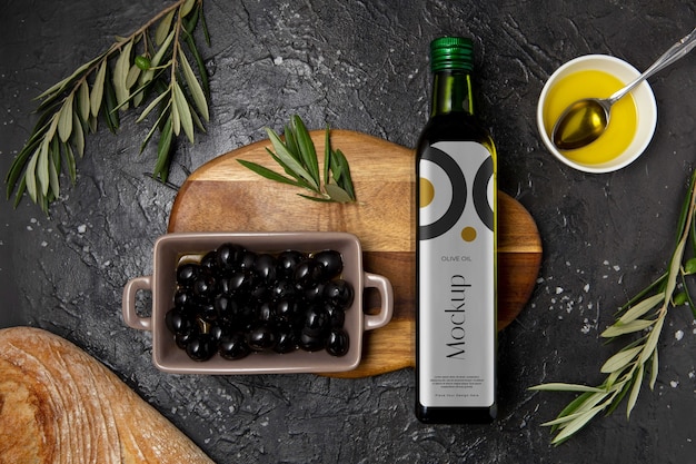 PSD mock-up di bottiglia di olio d'oliva in vetro