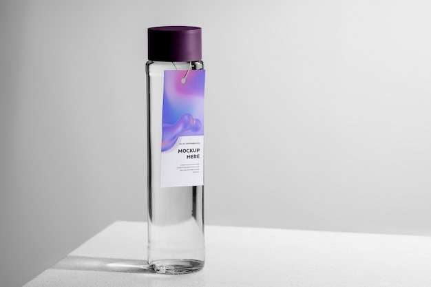 Glazen fles met tag mockup-ontwerp