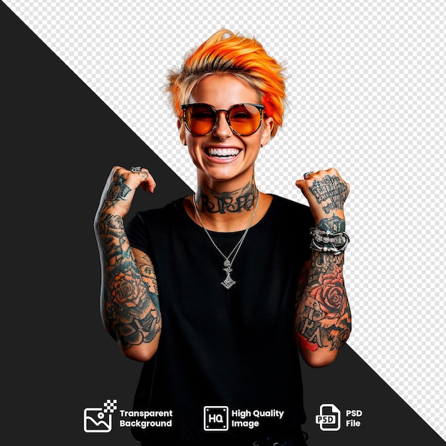 glimlachende getatoeëerde vrouw met oranje haar en zwart shirt