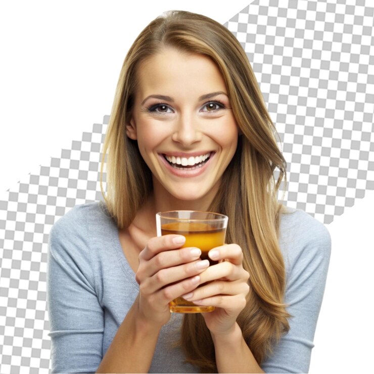 PSD glimlachende jonge vrouw zit met een martini glas op een doorzichtige achtergrond