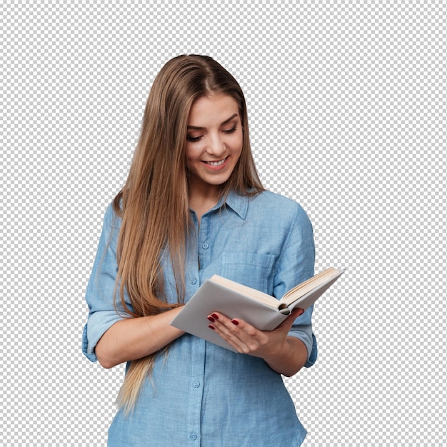 Glimlachende vrouw in hemd die een boek leest