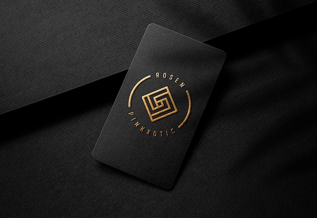 Mockup logo in rilievo oro su biglietto da visita nero di lusso