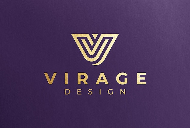 Mockup di logo in lamina d'oro su carta viola