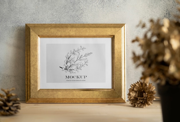 Design mockup con cornice dorata