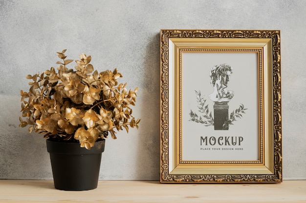 Design mockup con cornice dorata