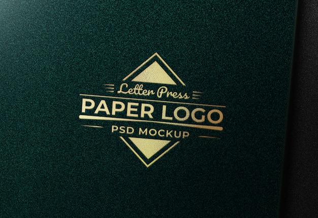 Mockup logo oro su carta verde texture