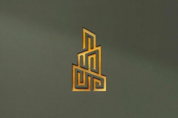 PSD Золотой логотип mockup с эффектом debossed на текстурном фоне