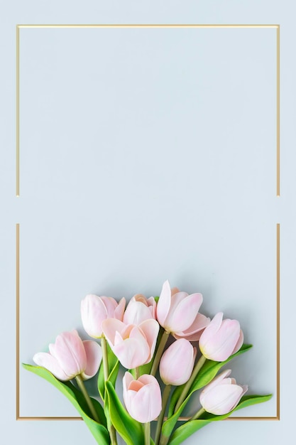 Design della cornice del tulipano in fiore dorato